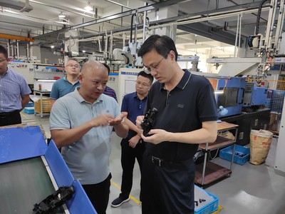 唐進(jìn)率隊(duì)調(diào)研我縣汽車配件產(chǎn)業(yè)發(fā)展與五金產(chǎn)品研發(fā)，助推產(chǎn)業(yè)升級